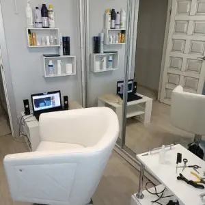 Фотография помещения для наращивания: удобное кресло, столик с инструментами, зеркала, средства по уходу за волосами